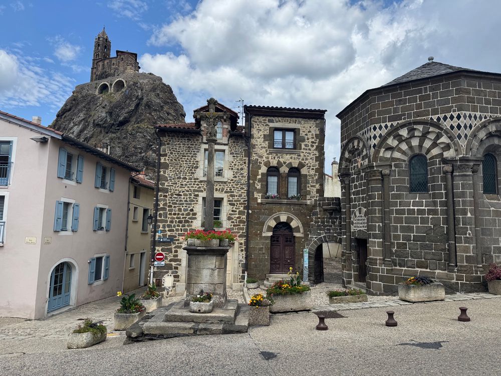 Accidentally smiley face as seen in Le Puy-en-Velay, France 