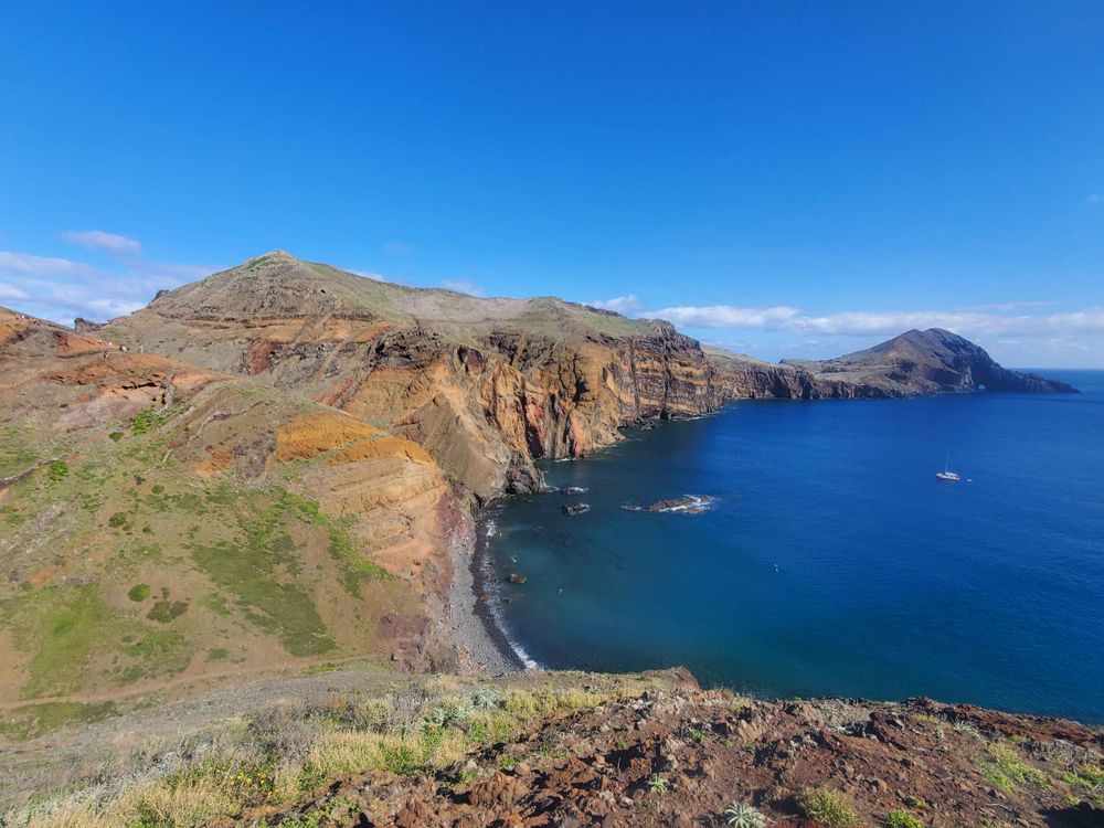 Magnifique paysage avec falaises et mer d'un bleu profond