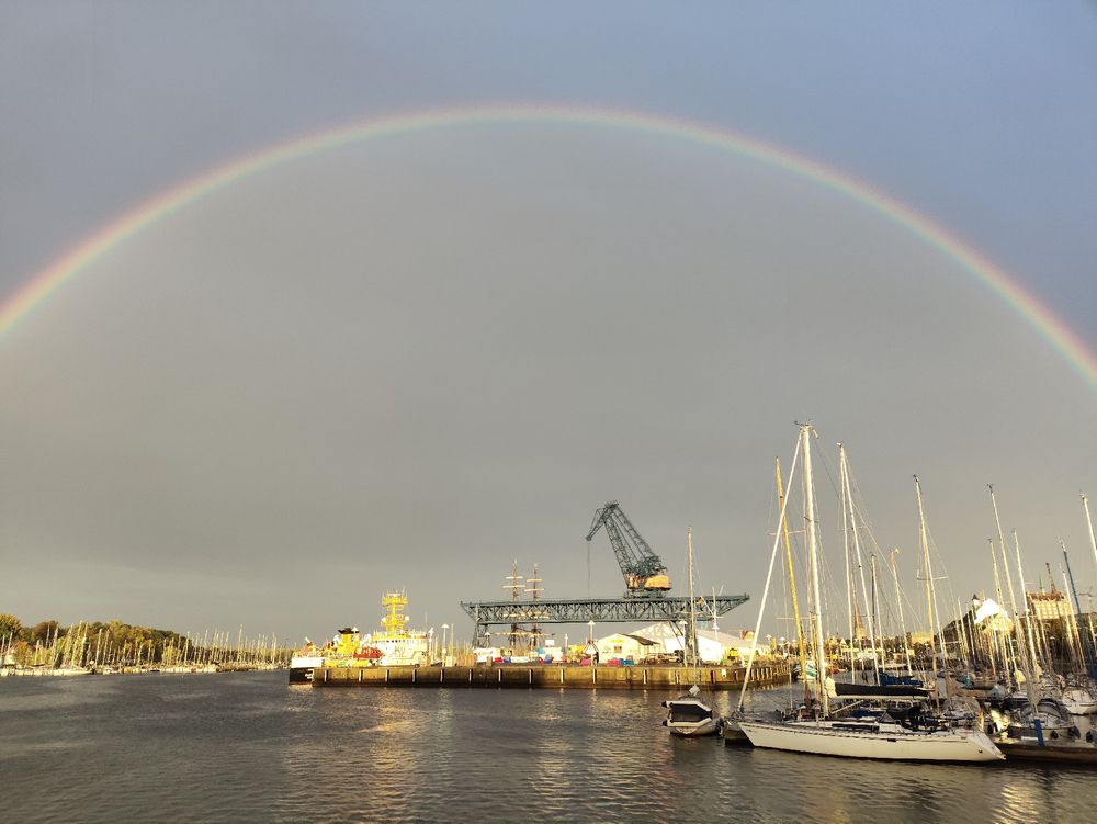 Stadthafen mit ganzem Regenbogen 