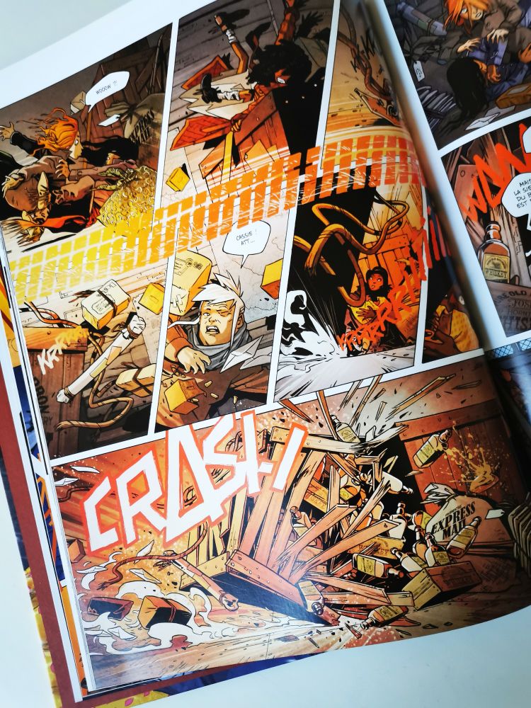 Planche intérieure des Ladies en plein freinage violent dans l'intérieur d'un wagon de train. Onomatopées, étincelles crash et couleurs rouges.
