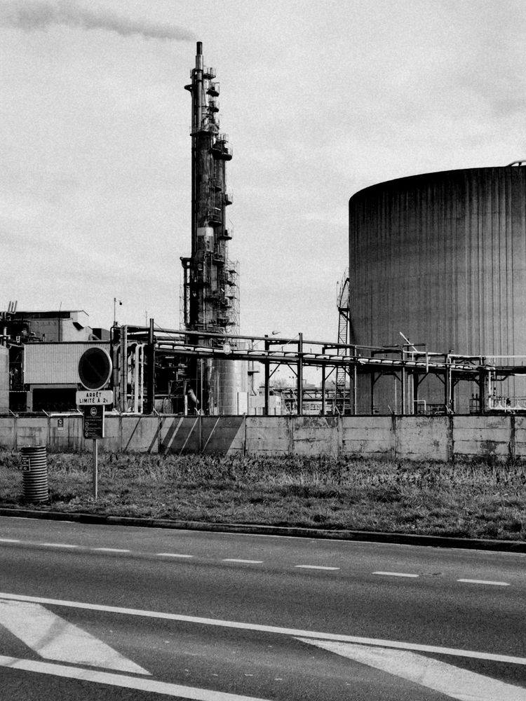 Photo noir et blanc de cheminée d'industrie de pétrochimie le long du boulevard stalingrad. Tubes, structures toujours, aucune âme qui vive. 