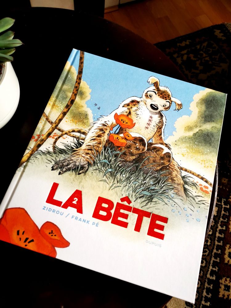Couverture du tome 2 de la Bête : le marsuplilami avec des coqueliquots