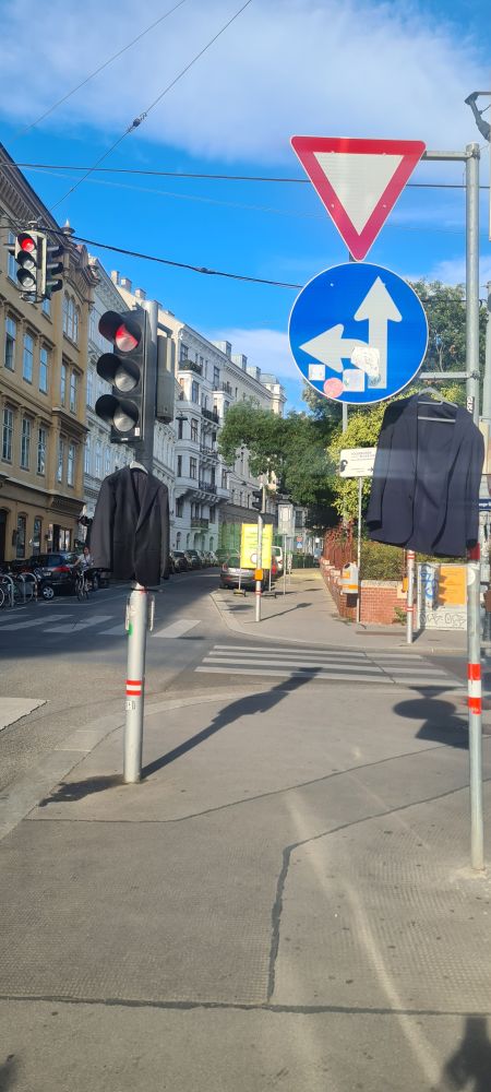 Strasse, aufgehängt Jacken an Strassenschildern