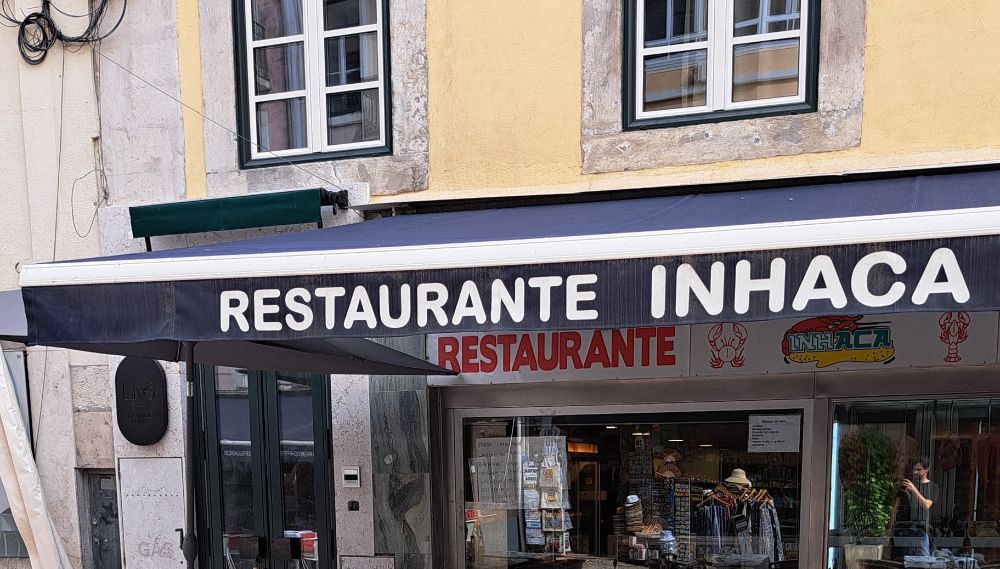 Foto de um toldo na frente de um restaurante com as palavras "Restaurante Inhaca"