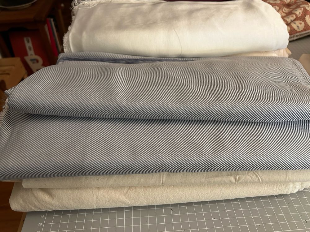 deux coupons de 3m d'un tissu bleu et blanc a très fines rayures en diagonal, j'ai un projet en tête mais qui peut attendre