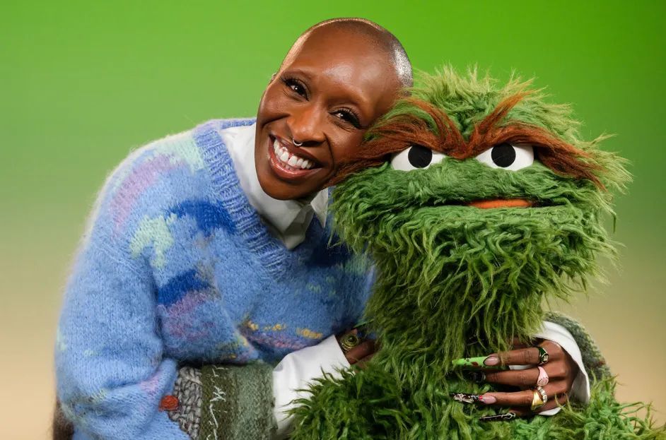 Cynthia Erivo hugging Oscar the Grouch.