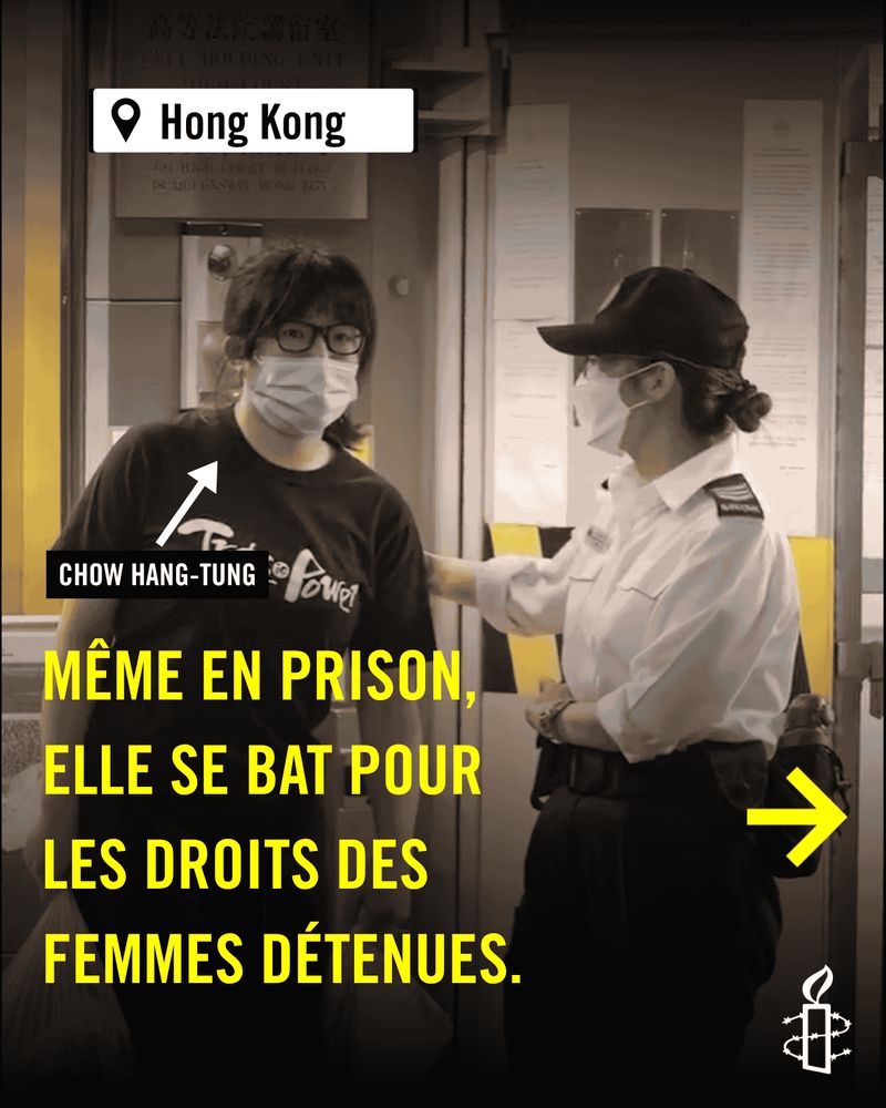 Une femme portant un masque est escortée par une agente de sécurité dans un bâtiment à Hong Kong. Du texte en jaune indique : "Même en prison, elle se bat pour les droits des femmes détenues." Le logo d'Amnesty International est visible.