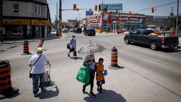 Air quality in Toronto among worst in the world Monday, as Environment Canada issues heat warning | CBC News