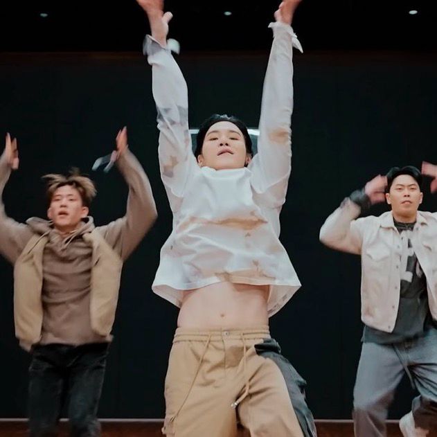 Yoongi with his tummy out in dance practice from Hageum 