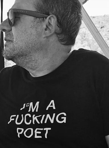 Voy a la ladera de la montaña de la casa para cortar arbolitos, y clarear la vista en la nieve de la montaña. Pero cuando miro hacia arriba, sierra en mano, veo un nido aferrado a las ramas más altas. Ese no lo corto. A los demás tampoco los corto. Subitamente, en cada árbol, hay un nido invisible donde estaría una montaña. 
(Tess Gallagher [Opciones])