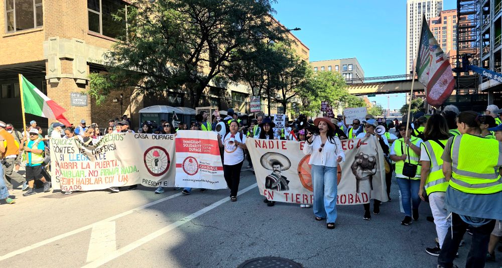 Marchers holding signs in Spanish 