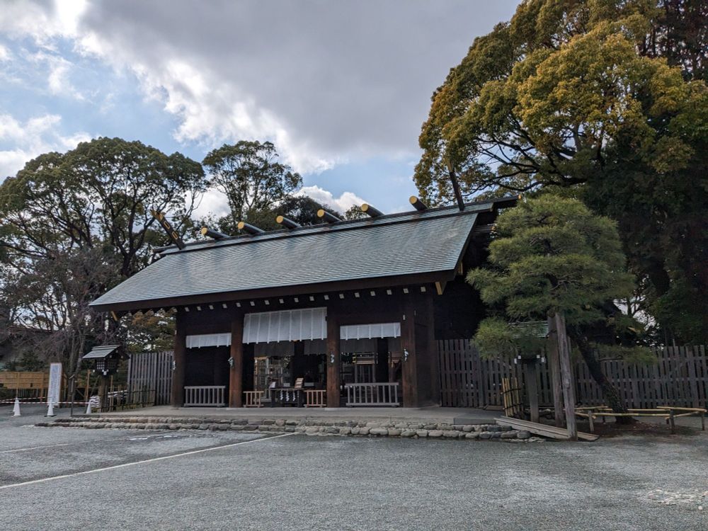 大きな木に囲まれた拝殿