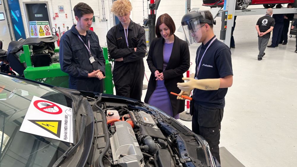 Photograph showing Rt Hon Bridget Phillipson MP, Secretary of State for Education, with students and staff in the automotive training facilities at Burton & South Derbyshire College. Burton, April 2025.