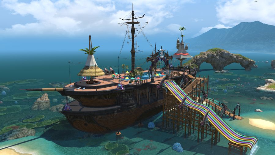 Une capture d'écran de Final Fantasy 14 qui montre un bateau amarré près d'une plage sur lequel il semble y avoir de nombreuses activités, donc plusieurs toboggans, une piscine, une paillotte et un mât à escalader.