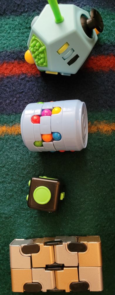 Von oben nach unten sind 4 Antistress-Tools zu sehen.
Fidget-Achteck.
Farbsortier-Tonne.
Fidget-Würfel.
Endlos-Würfel.