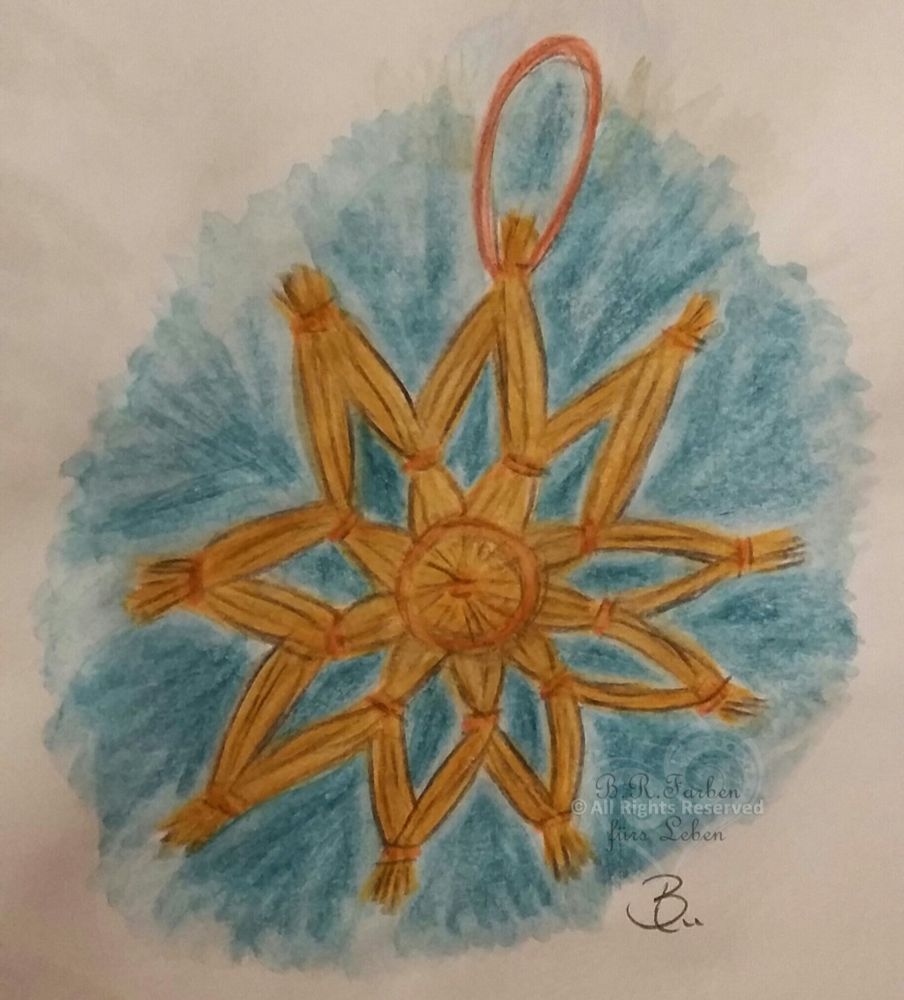 Strohstern mit 9 Zacken vor blauem Hintergrund.