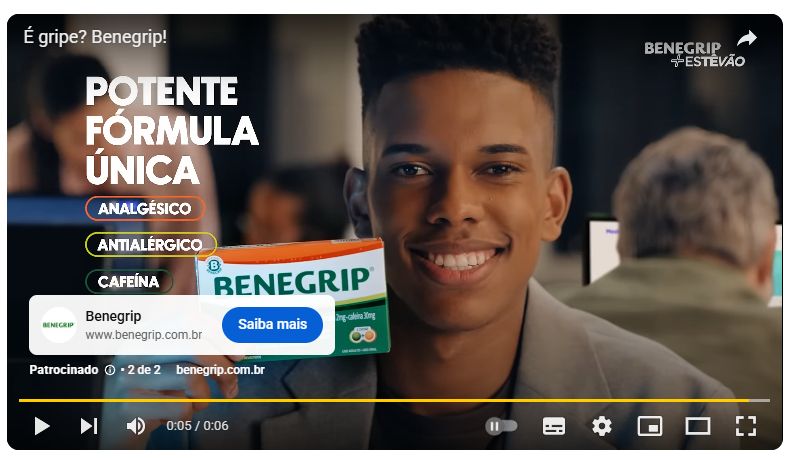 Propaganda do Benegripe. Um homem negro de cabelo curto sorrindo segurando uma caixa de Benegripe