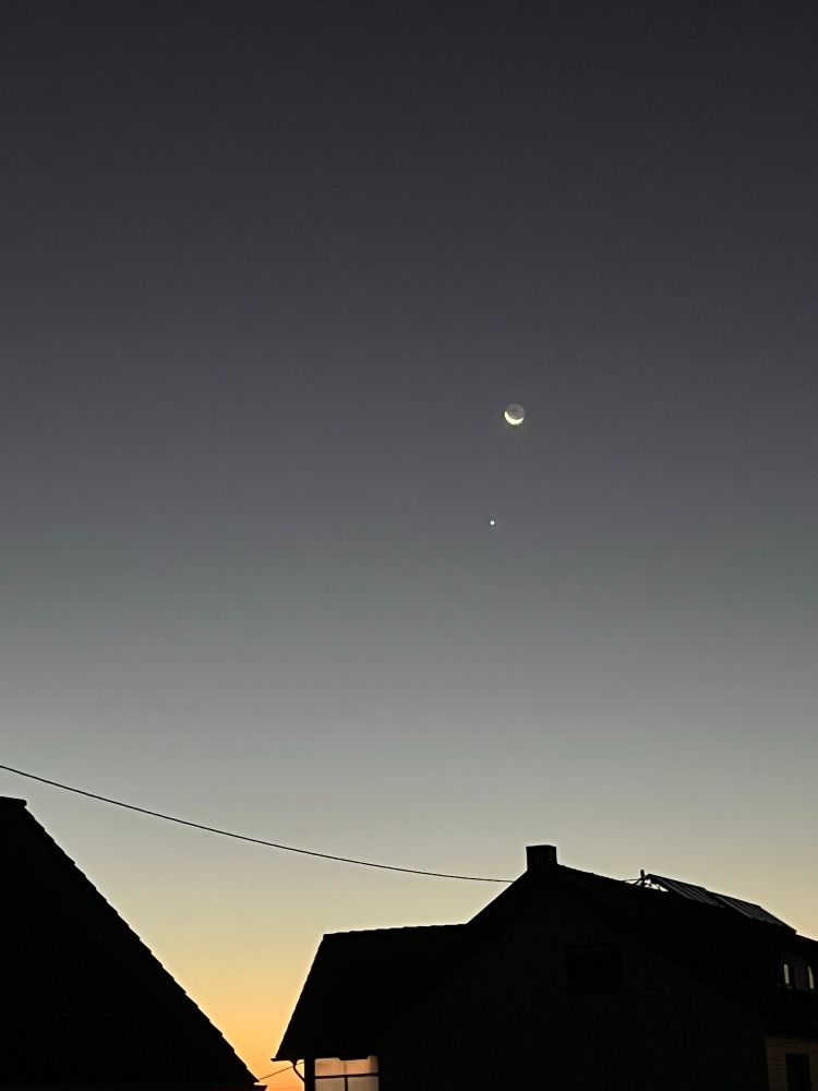 Morgenhimmel mit Sonnenaufgang, Mondsichel und Stern 