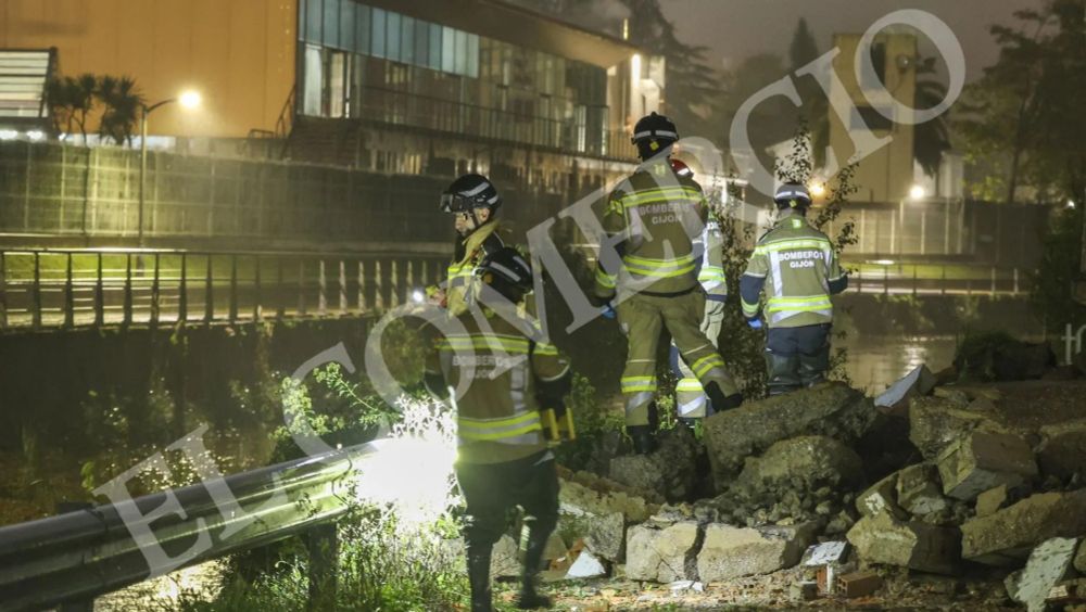 Amplio despliegue en Gijón en busca de una cabeza arrastrada por el río Piles | El Comercio: Diario de Asturias