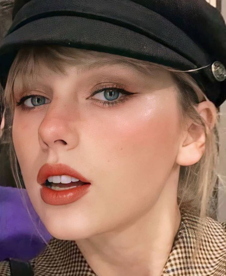 Taylor swift with a cutesy hat