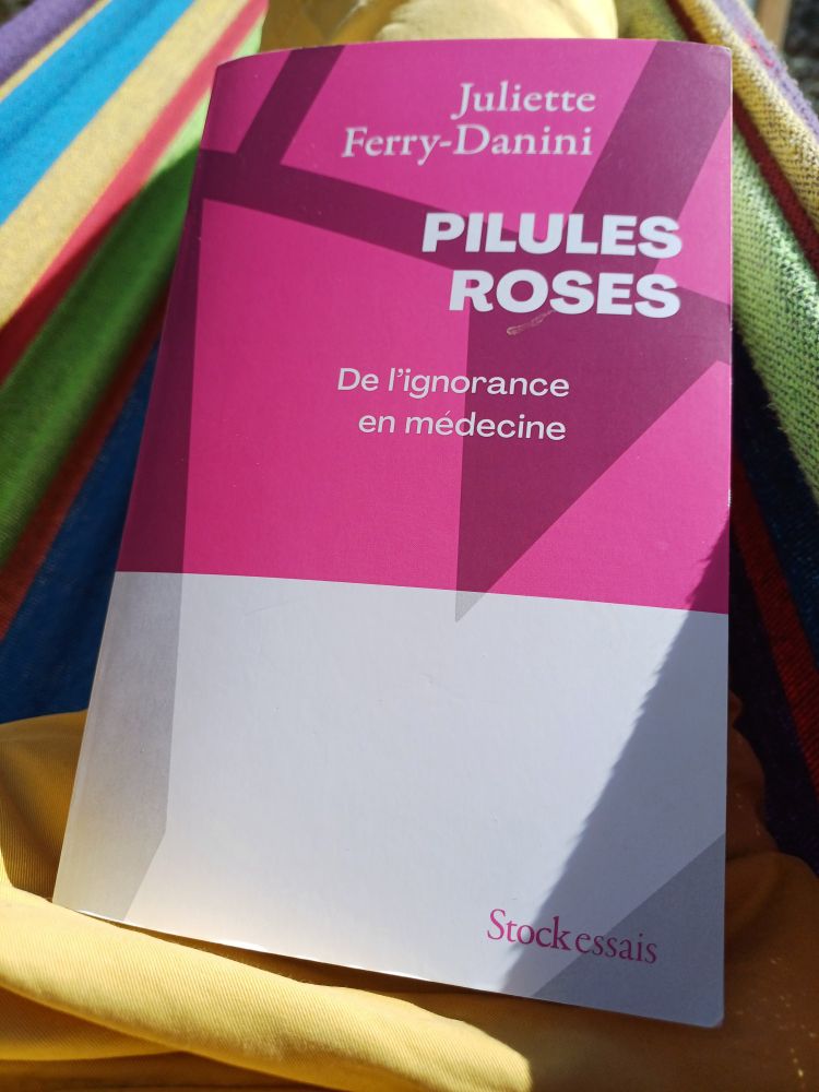 Couverture du livre (deux tiers en haut rose le troisieme en bas blanc) de Juliette Ferry-Danini intitulé "pillule rose"