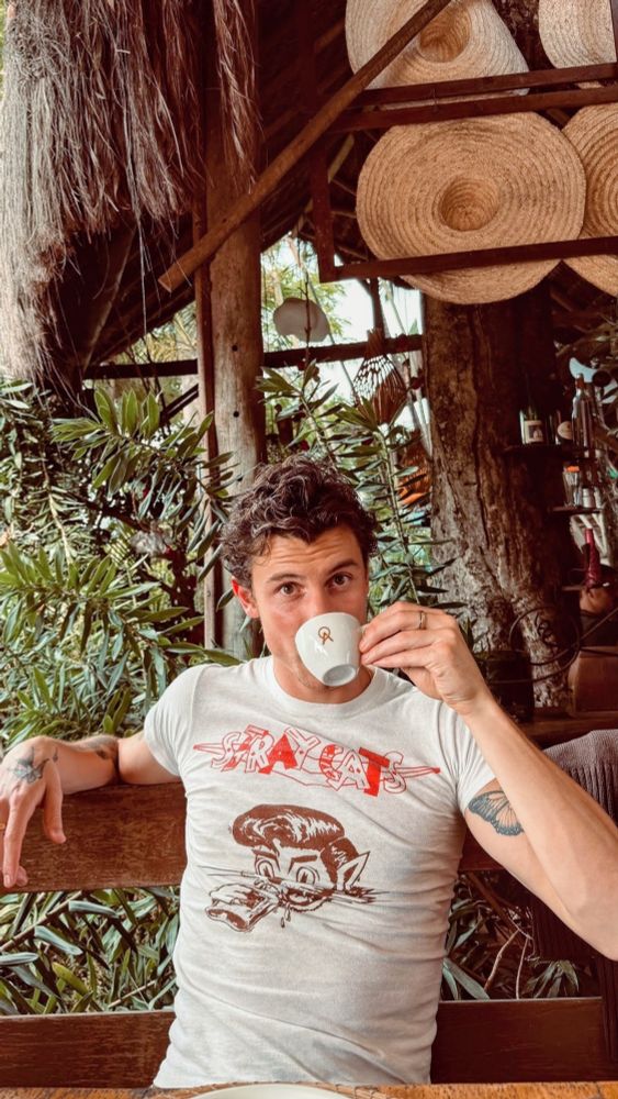 Shawn Mendes com uma xícara na mão bebendo café