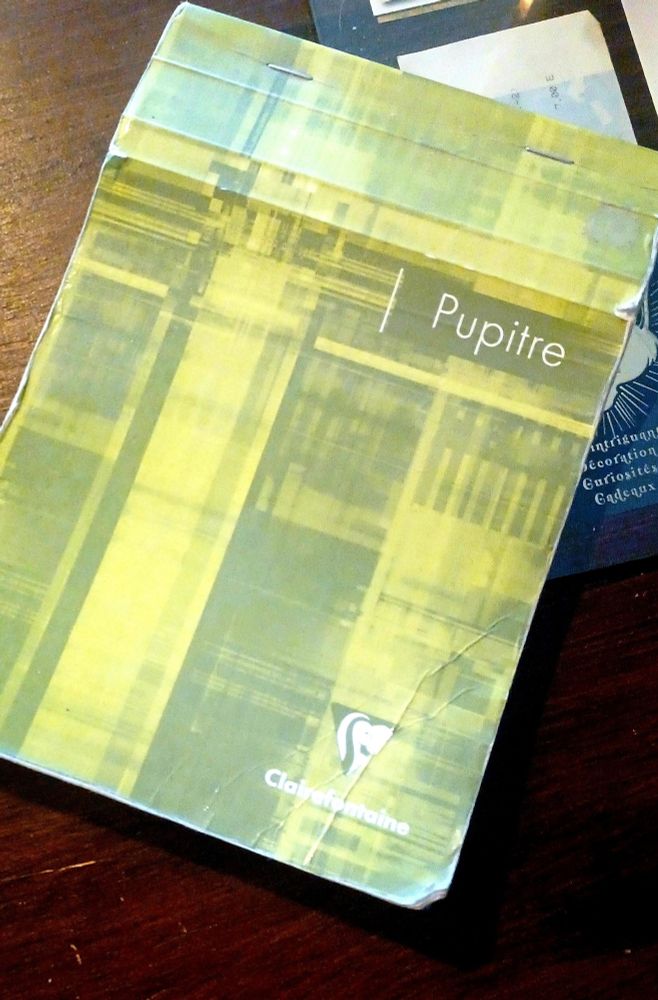Vieux carnet très utilisé 