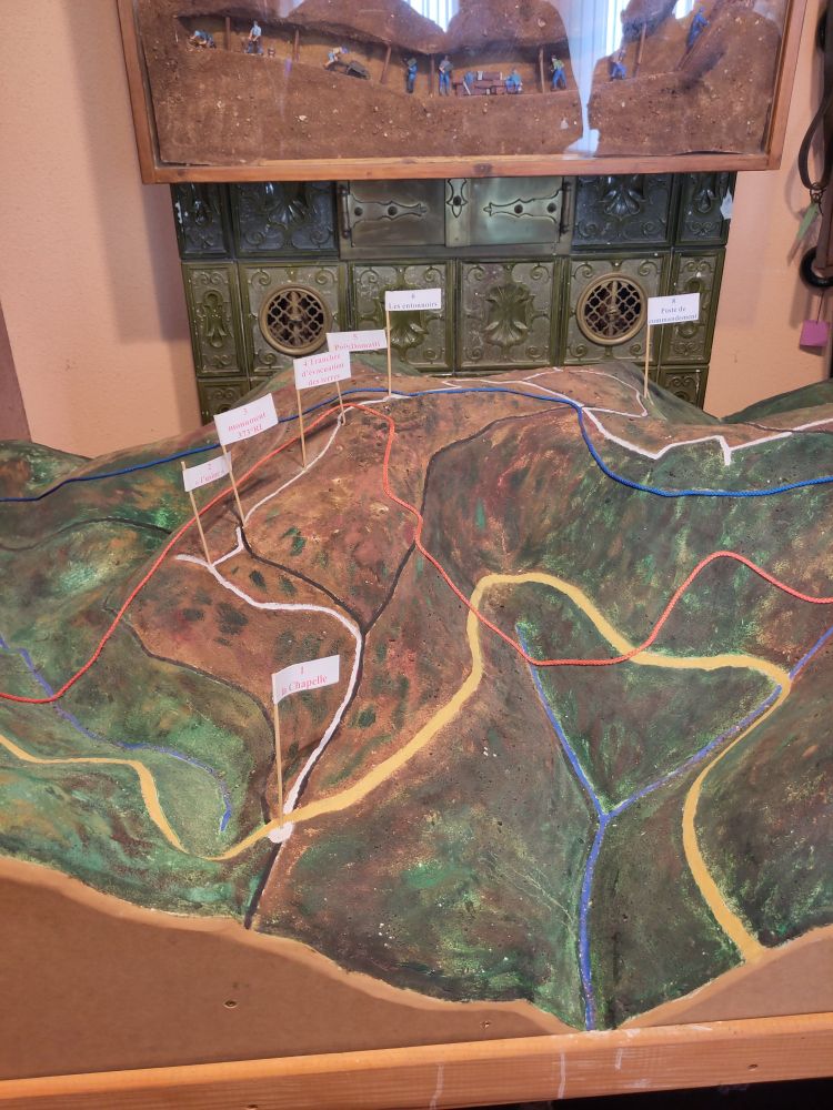Model of a hillscape. Red and blue lines show the German and French frontlines of world war 1
