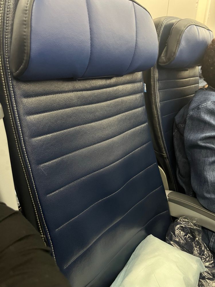 A beautifully empty middle seat on a United flight. 