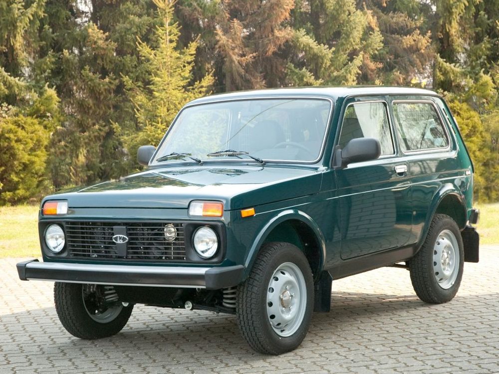 Lada Niva in dunkelgrün