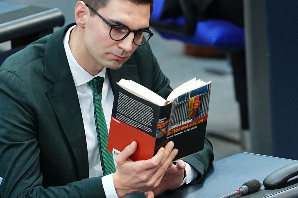 Müller Sepp von der CDU mit dem Buch zur DDR "Die Täter sind unter uns", als Gysi seine Antrittsrede als Alterspräsident gehalten hat.