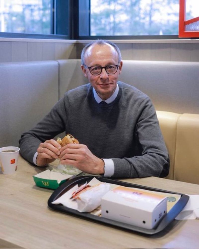 Fritze Merz bei Mc'Donalds mit nem Burger in der Hand. Ganz schlimmes Bild.