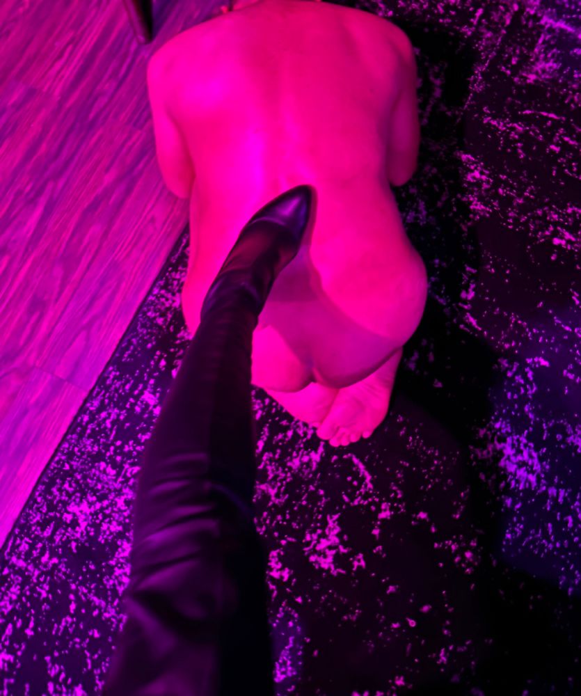 A man curls into a ball below Princess Inés’s black boot.