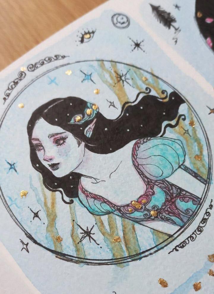 Rascunho da cintura pra cima de uma sereia de cabelos pretos, em baixo da agua. 