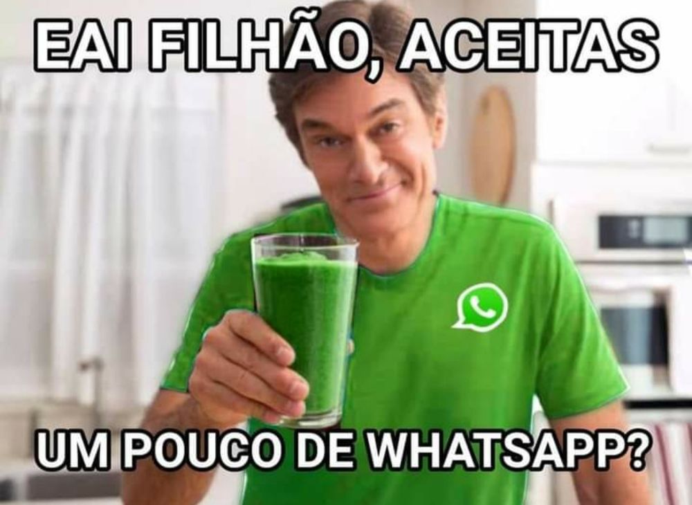 homem com uma camisa verde com a estampa do whatsapp oferecendo um copo com um líquido também verde e uma legenda que diz: eai filhão, aceitas um pouco de whatsapp? 