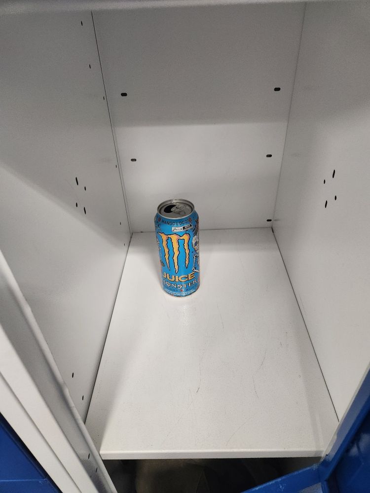 armário apenas com uma lata de energético monster mango loco aberta 