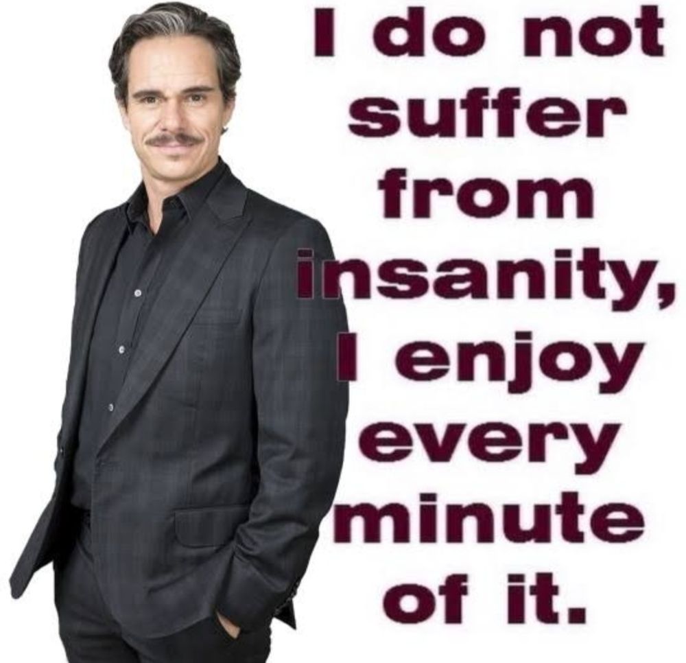 Montagem com o ator Tony Dalton usando um terno e com a seguinte frase escrita ao seu lado: I do not suffer from insanity, I enjoy every minute of it.