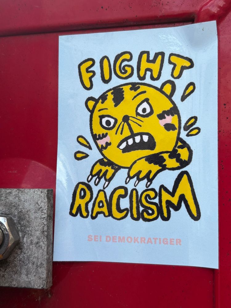 Aufkleber auf dem ein Tiger die Krallen zeigt und wütend ist. Right Rasism steht darauf und sei Demokratiger