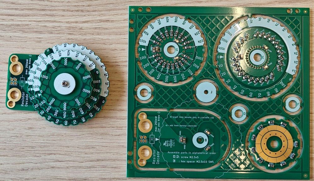 picture of a PCB panel on the right and the assembled resistance decade on the left, in the form of a rectangular base plate with connection holes, and three gear-shaped discs with scales on, cone-shaped