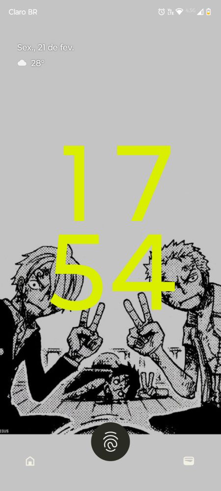 Captura de tela da tela de bloqueio do meu celular, mostrando o plano de fundo que é uma imagem de One Piece em preto e branco onde vemos Sanji e Zoro sentados em primeiro plano e Luffy no fundo, largado no chão, os três mal acabados fazendo sinal de paz ✌🏻