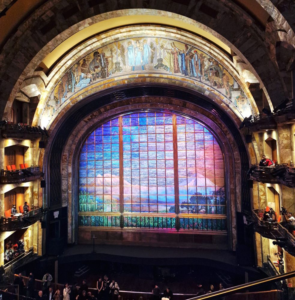 before the screening, the audience gathers in the Bellas Artes theater: lush art deco surroundings; lots of cameras in the boxes & balconies 