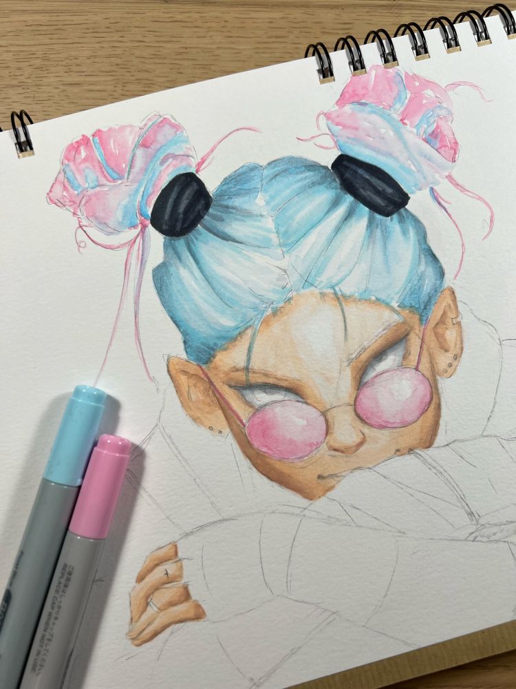 Illustration en cours d’une fille à deux chignons, aux cheveux roses et bleus et aux lunettes roses