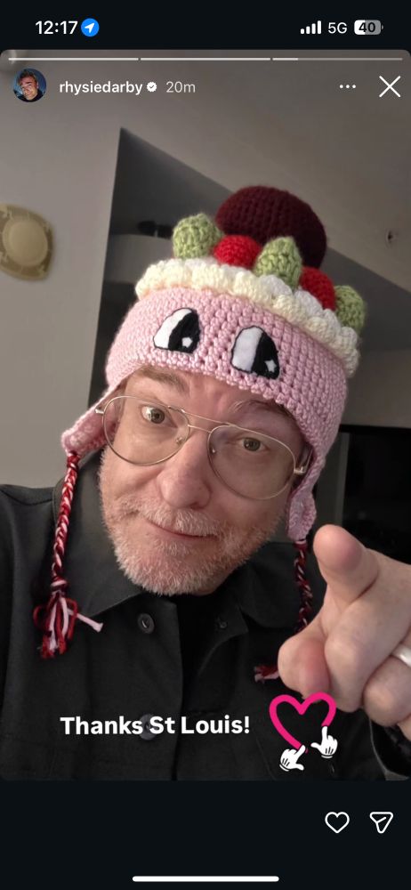 RHYS DARBY IS WEARING THE PABUCHAN HAT I MADE AAAAAAAAA