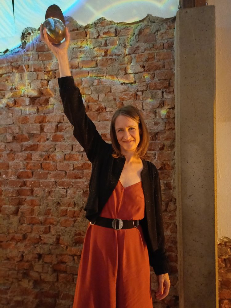 Julia Danzer hält die den STEIRERIN AWARD 2025 in die Höhe
