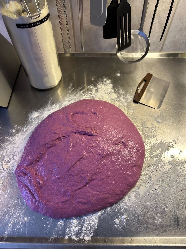 Surdeg som är färg- och smaksatt med rödbeta.