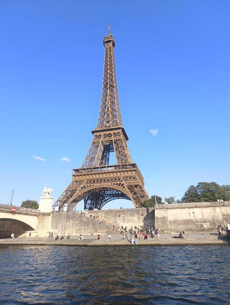 foto de la torre Eiffel desde el otro lado del río