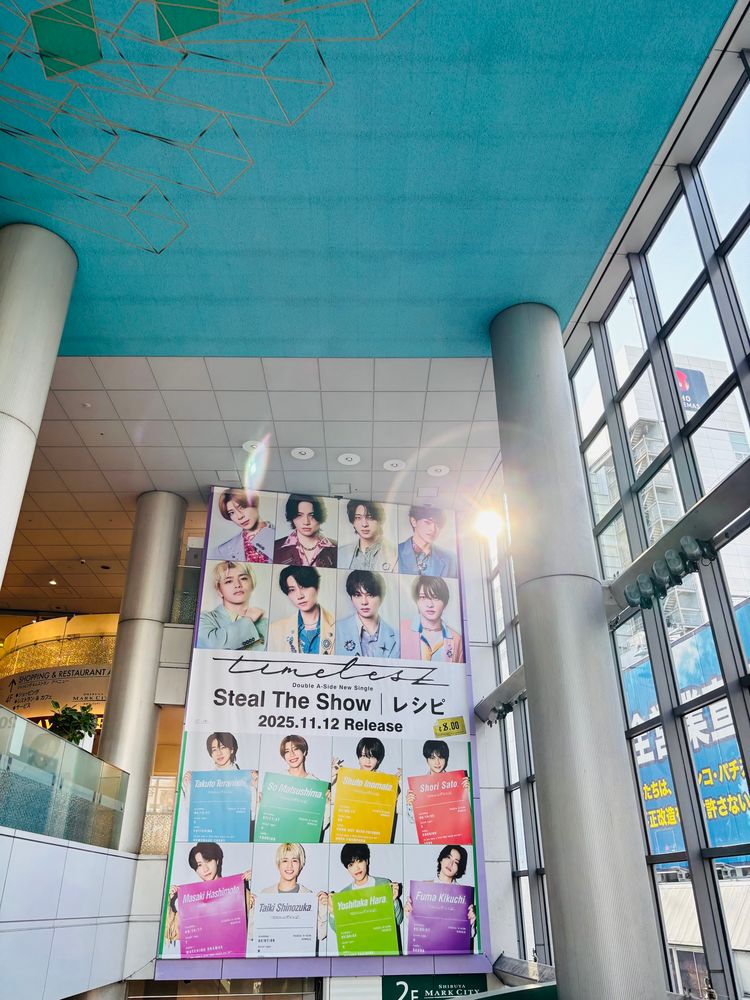 timeleszシングル発売に合わせた渋谷マークシティ内の巨大広告。右後ろのガラス窓から陽射しが差し込んでいて、原ちゃんが輝いて見える。