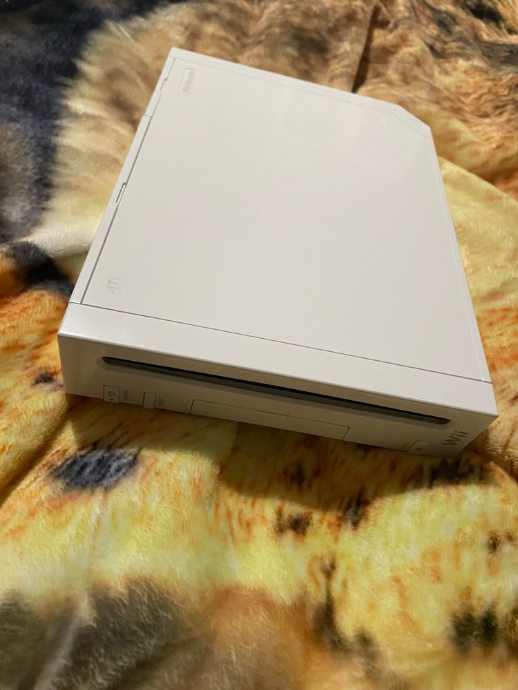 My bitchass (and also favourite child) Nintendo Wii