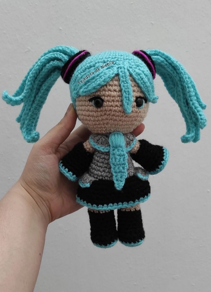 Crocheted Hatsune Miku. In blue, beige, black and pink. 