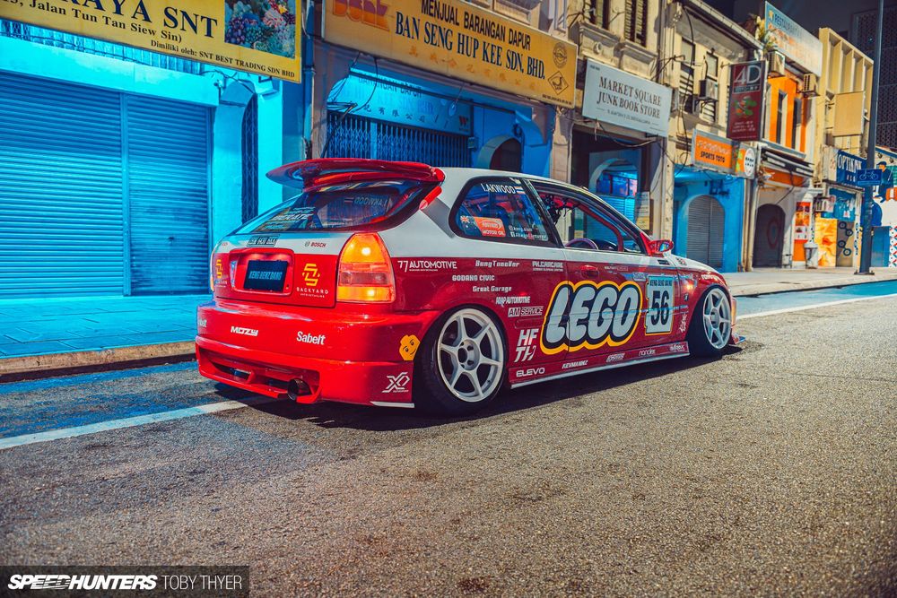 Picture of the rear of a EK9 Honda Civic 
